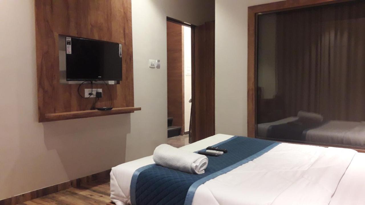 Shine Hospitality Palace Mumbai Luaran gambar