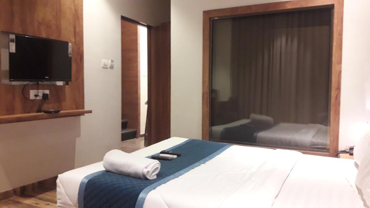 Shine Hospitality Palace Mumbai Luaran gambar