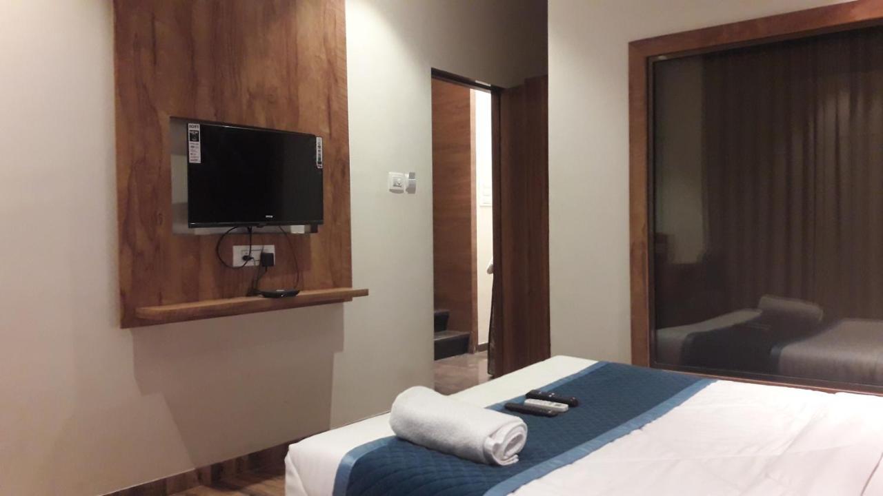 Shine Hospitality Palace Mumbai Luaran gambar
